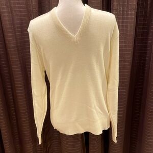 Men’s Cream lightweight V neck sweater. Medium